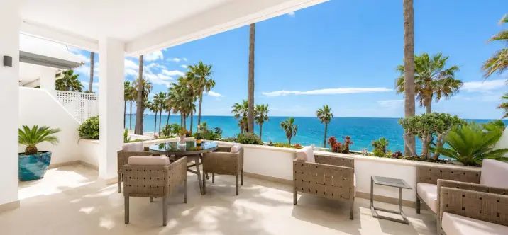 Sale of middle floor apartment in New Golden Mile 2