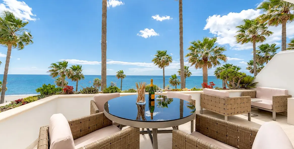 Sale of middle floor apartment in New Golden Mile 4