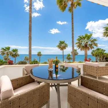 Sale of middle floor apartment in New Golden Mile
