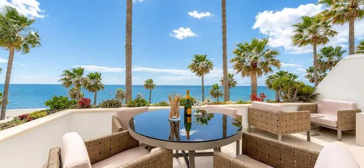 Sale of middle floor apartment in New Golden Mile 3