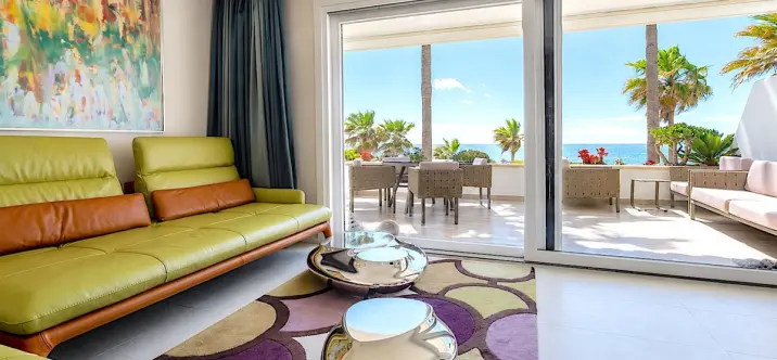 Sale of middle floor apartment in New Golden Mile 4