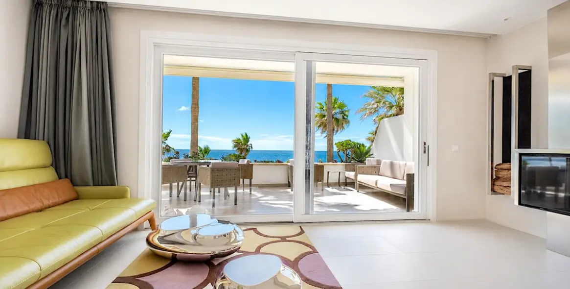 Sale of middle floor apartment in New Golden Mile 6