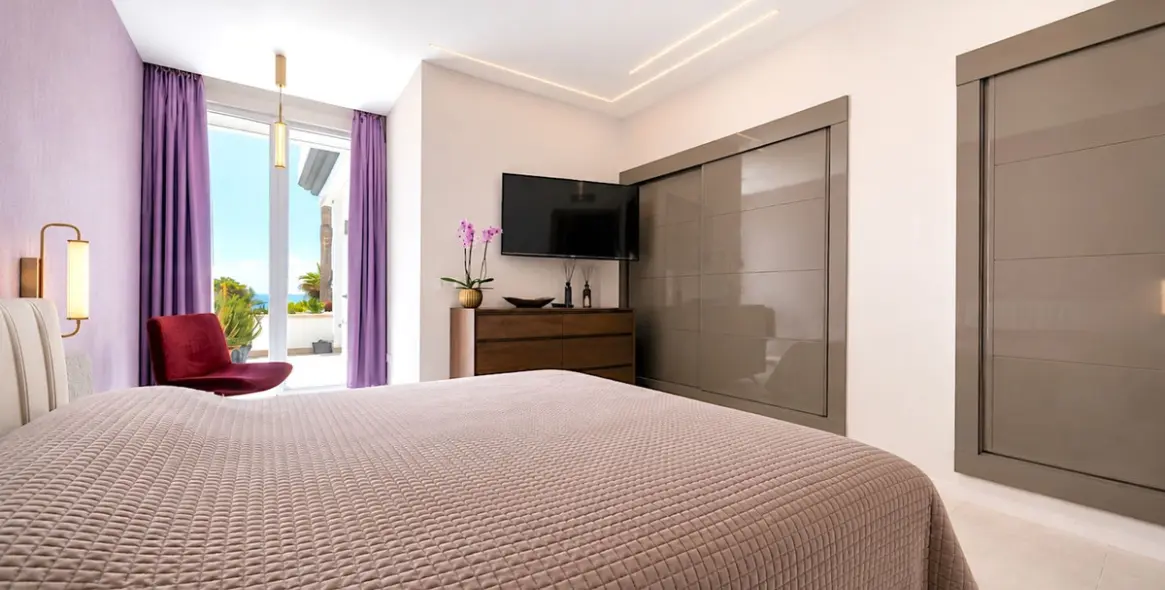 Sale of middle floor apartment in New Golden Mile 10