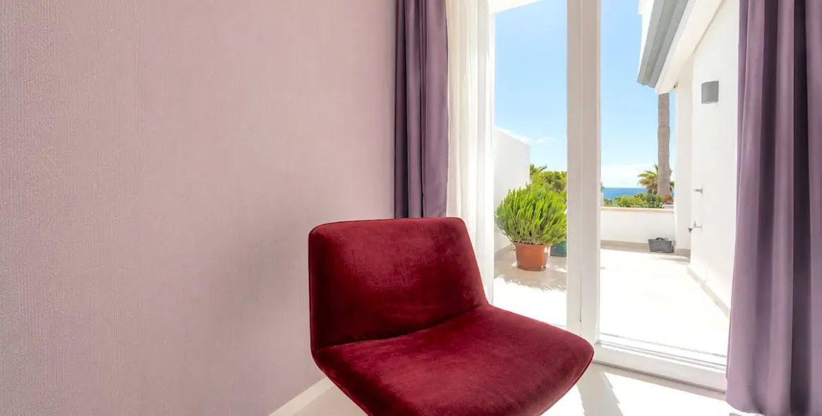 Sale of middle floor apartment in New Golden Mile 12