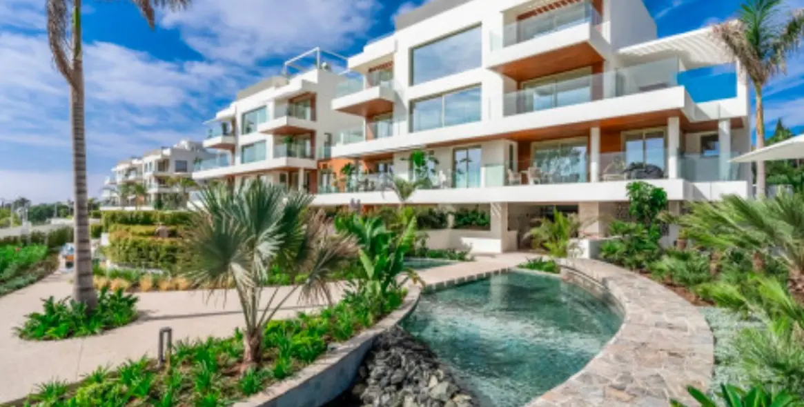 Venta de apartamento en planta media en The Golden Mile 1