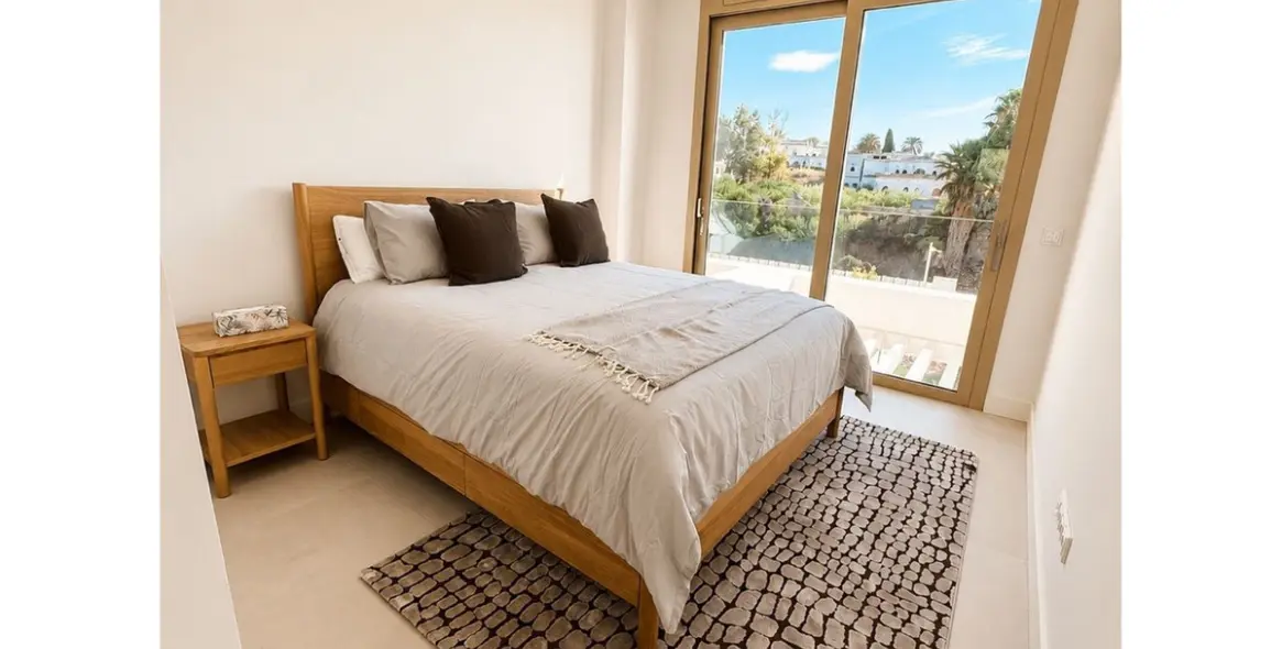 Venta de apartamento en planta media en The Golden Mile 5