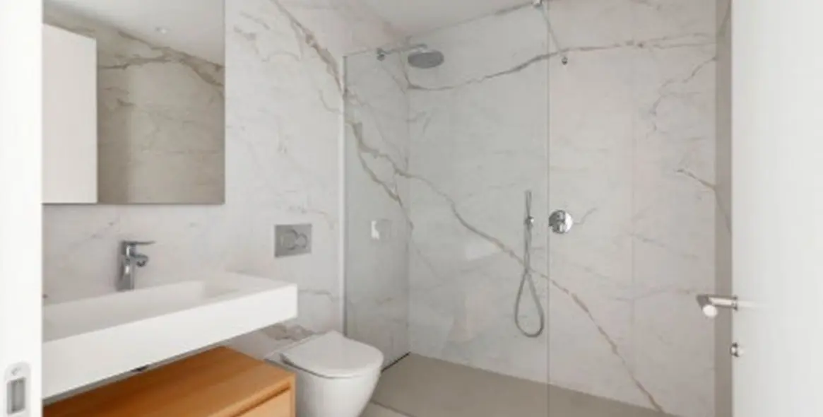 Venta de apartamento en planta media en The Golden Mile 8