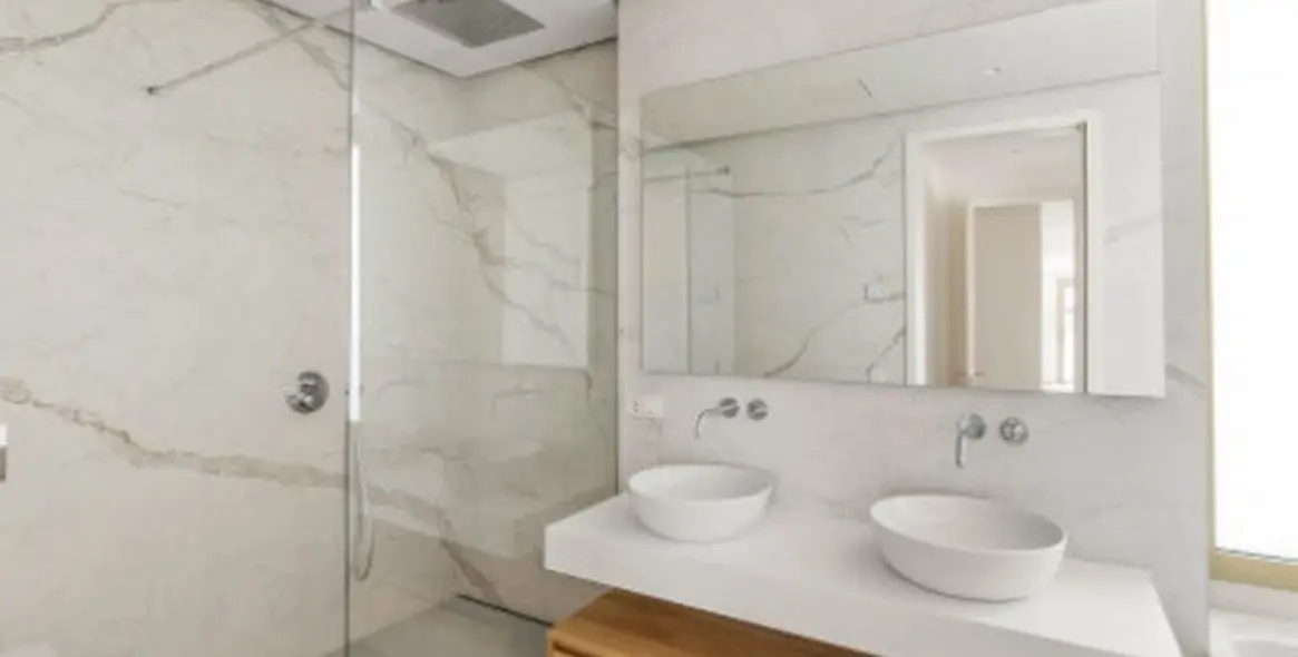Venta de apartamento en planta media en The Golden Mile 9