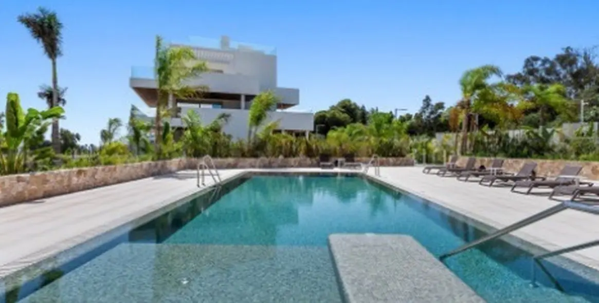 Venta de apartamento en planta media en The Golden Mile 10