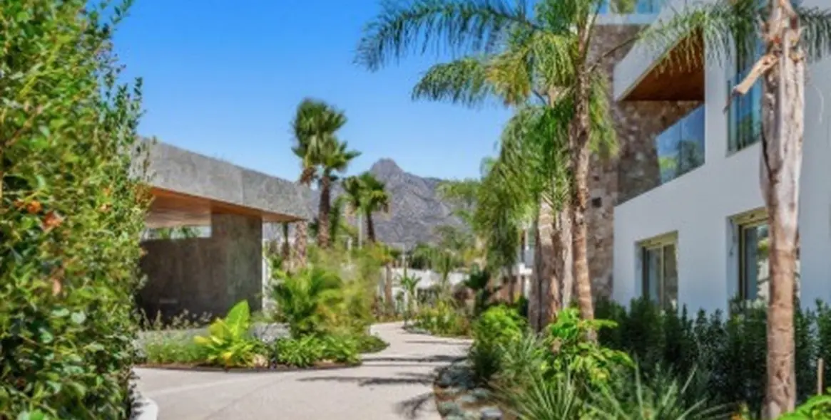 Venta de apartamento en planta media en The Golden Mile 13