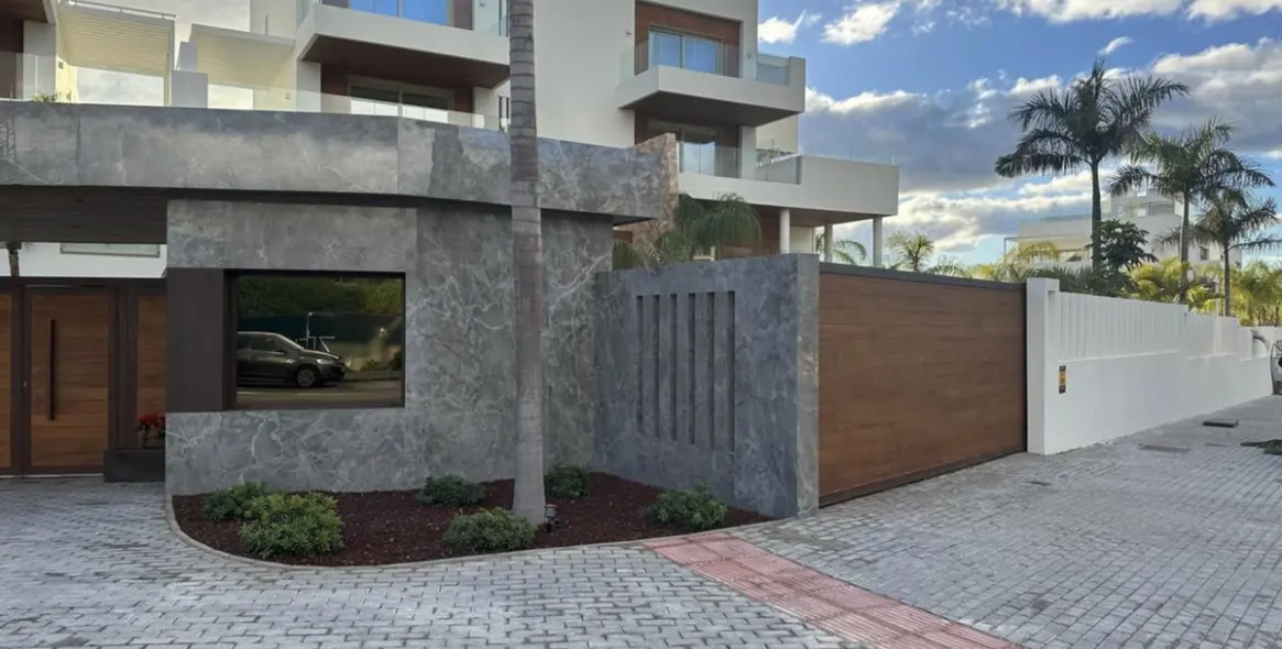 Venta de apartamento en planta media en The Golden Mile 18