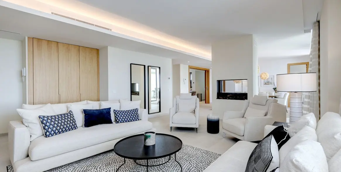 Venta de apartamento en planta media en La Quinta 1