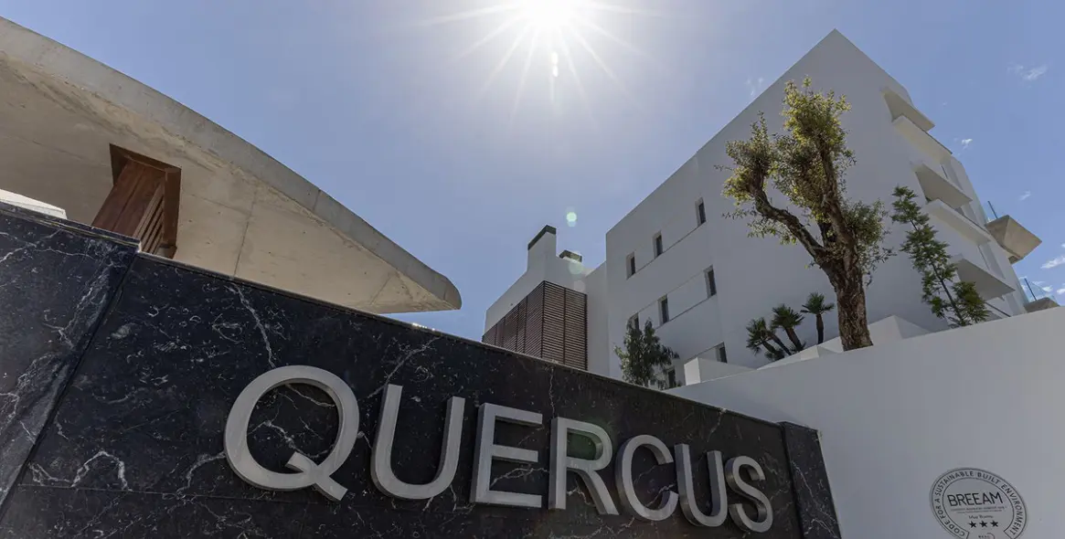 Venta de apartamento en planta media en La Quinta 2