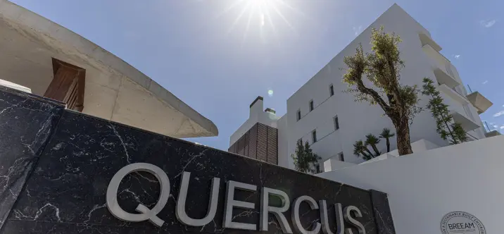 Venta de apartamento en planta media en La Quinta 1