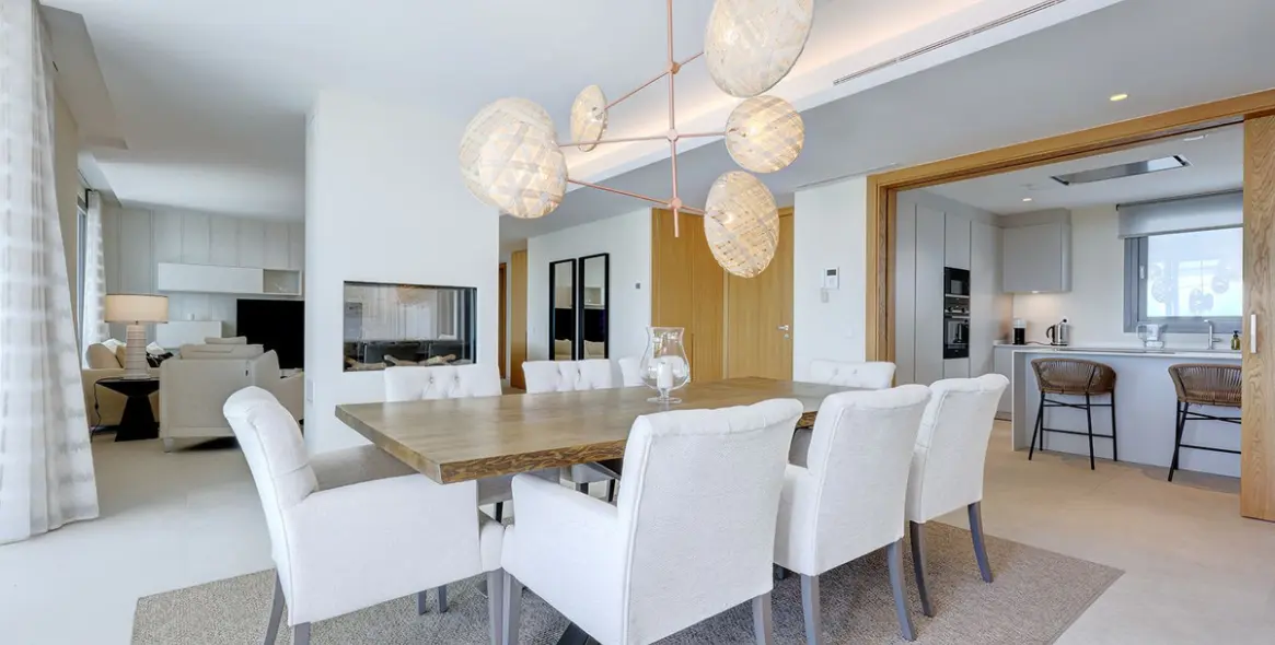 Venta de apartamento en planta media en La Quinta 7
