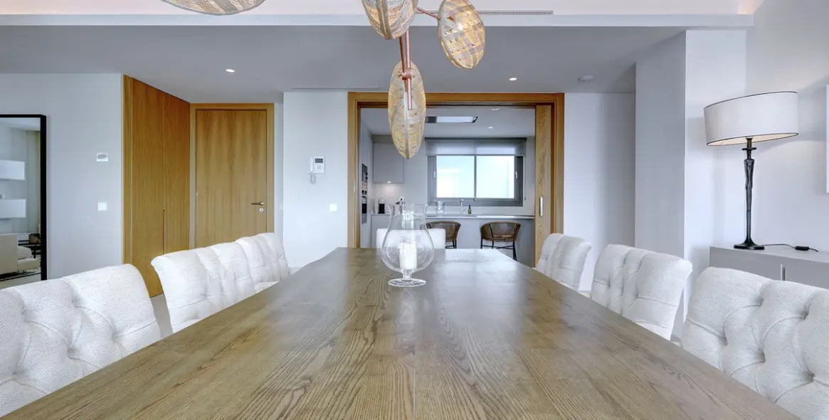 Venta de apartamento en planta media en La Quinta 8