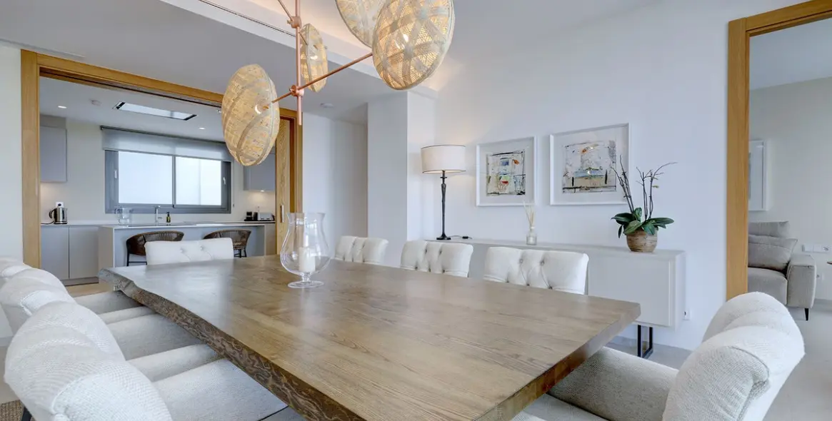 Venta de apartamento en planta media en La Quinta 9