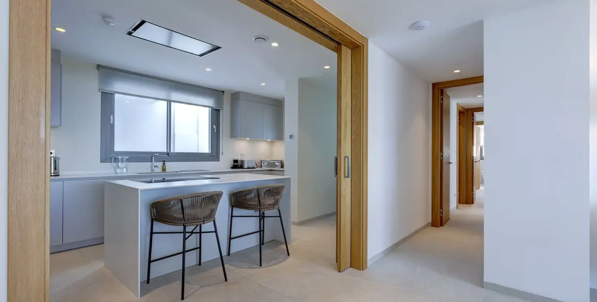 Venta de apartamento en planta media en La Quinta 12