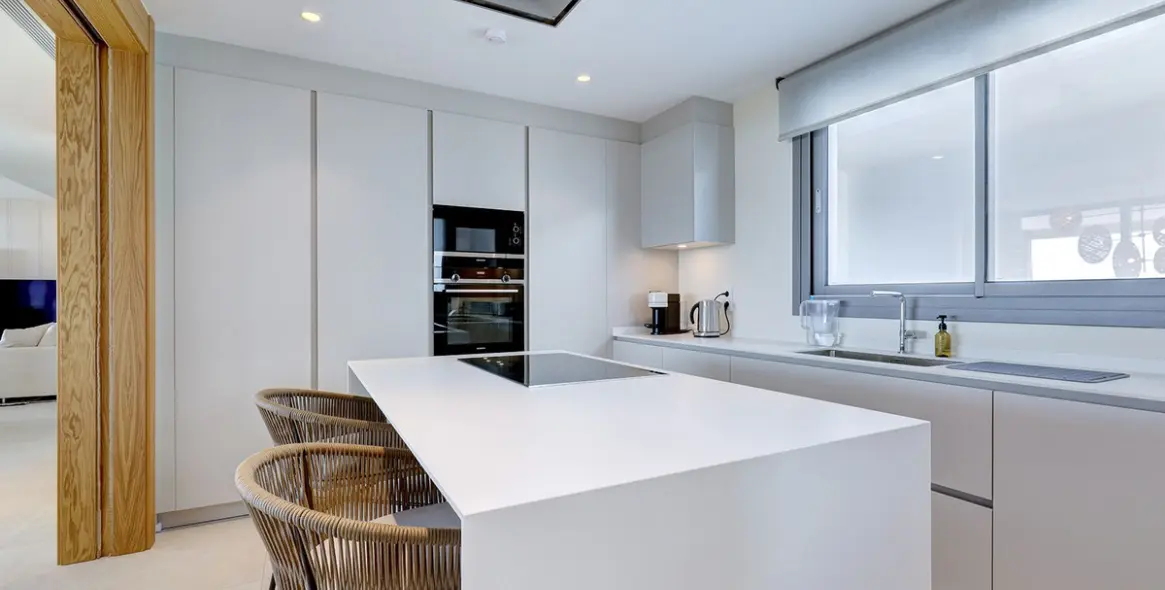 Venta de apartamento en planta media en La Quinta 16