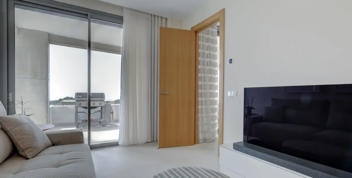 Venta de apartamento en planta media en La Quinta 19