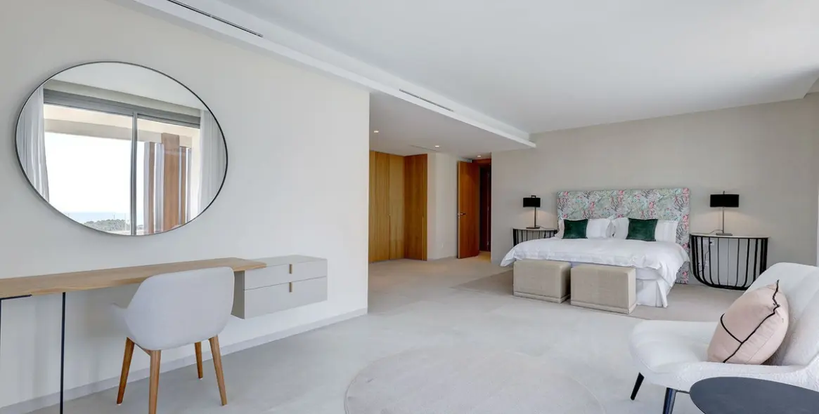 Venta de apartamento en planta media en La Quinta 27
