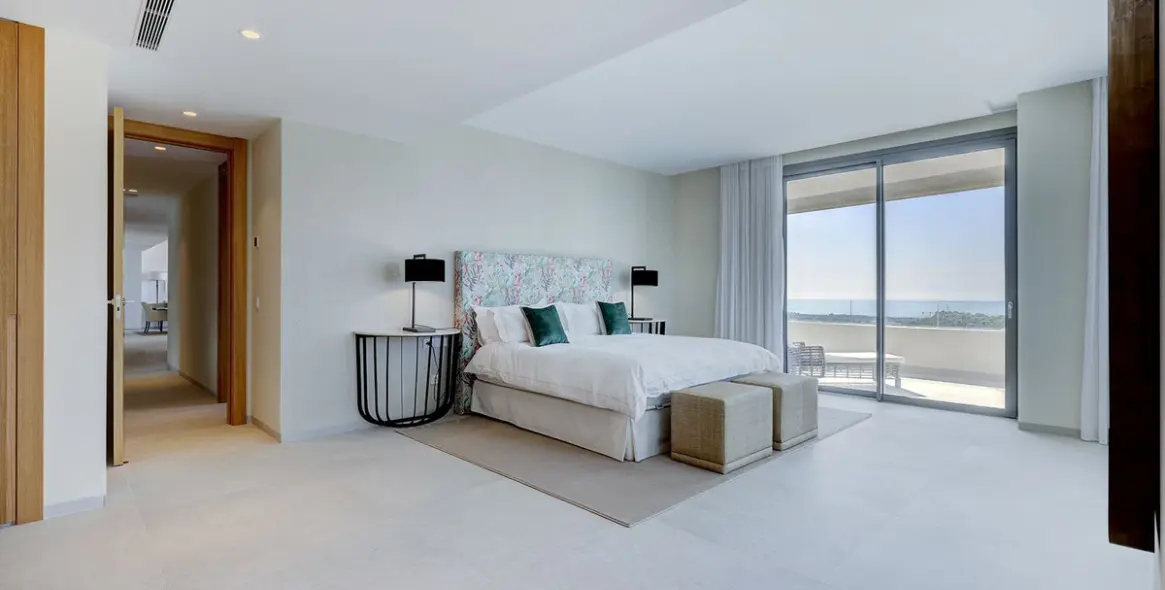 Venta de apartamento en planta media en La Quinta 34