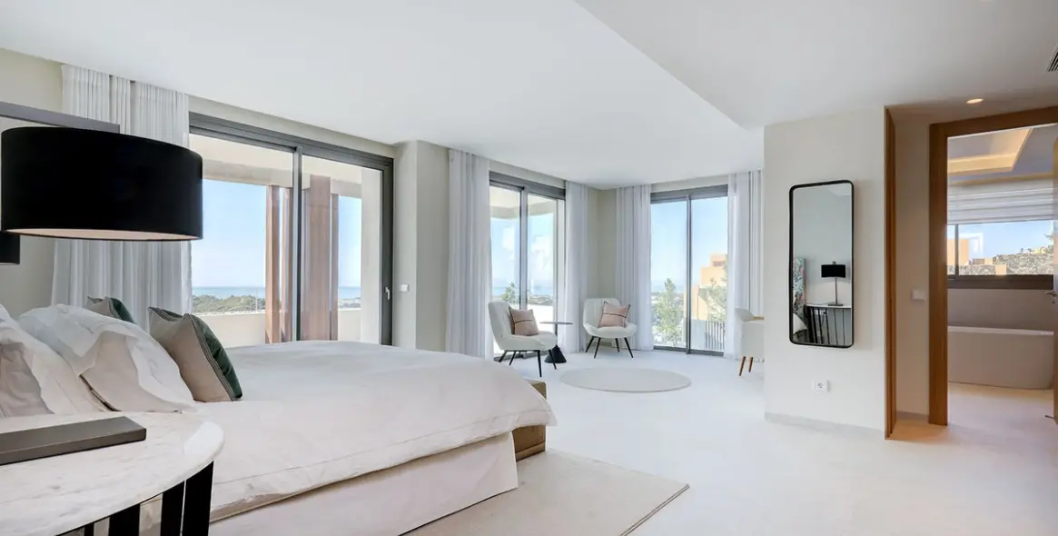Venta de apartamento en planta media en La Quinta 38