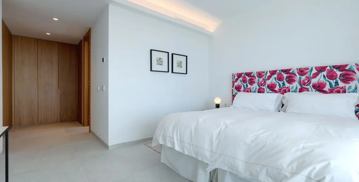 Venta de apartamento en planta media en La Quinta 82