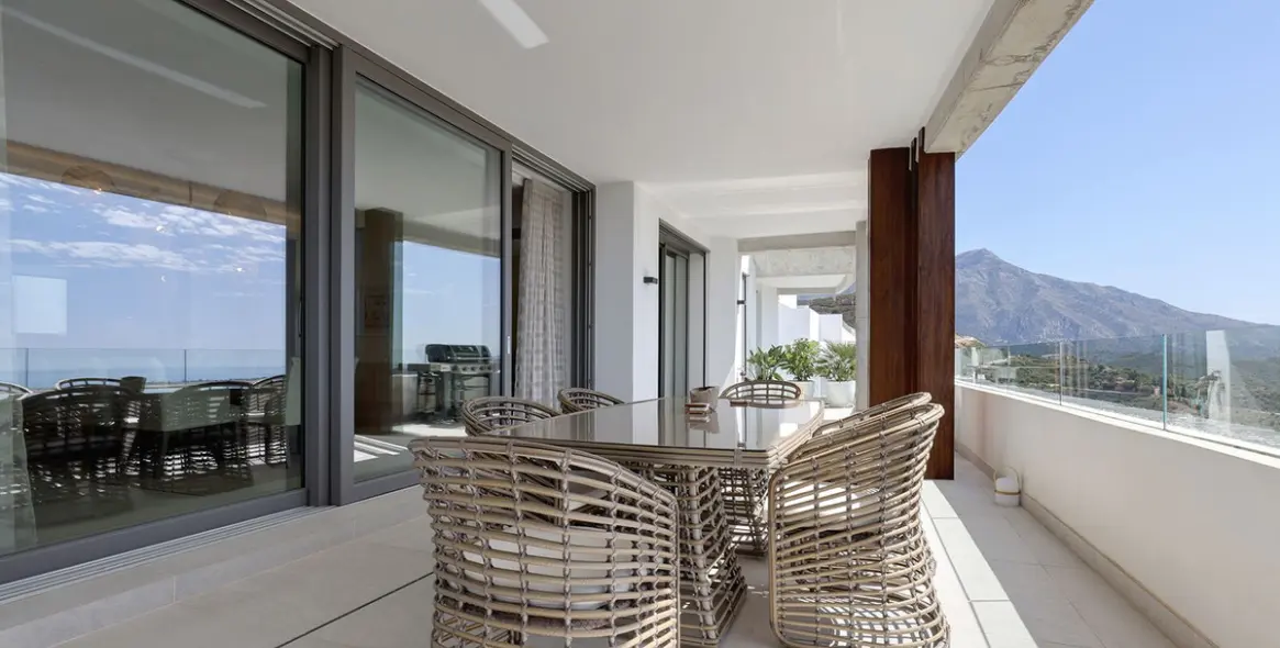 Venta de apartamento en planta media en La Quinta 90