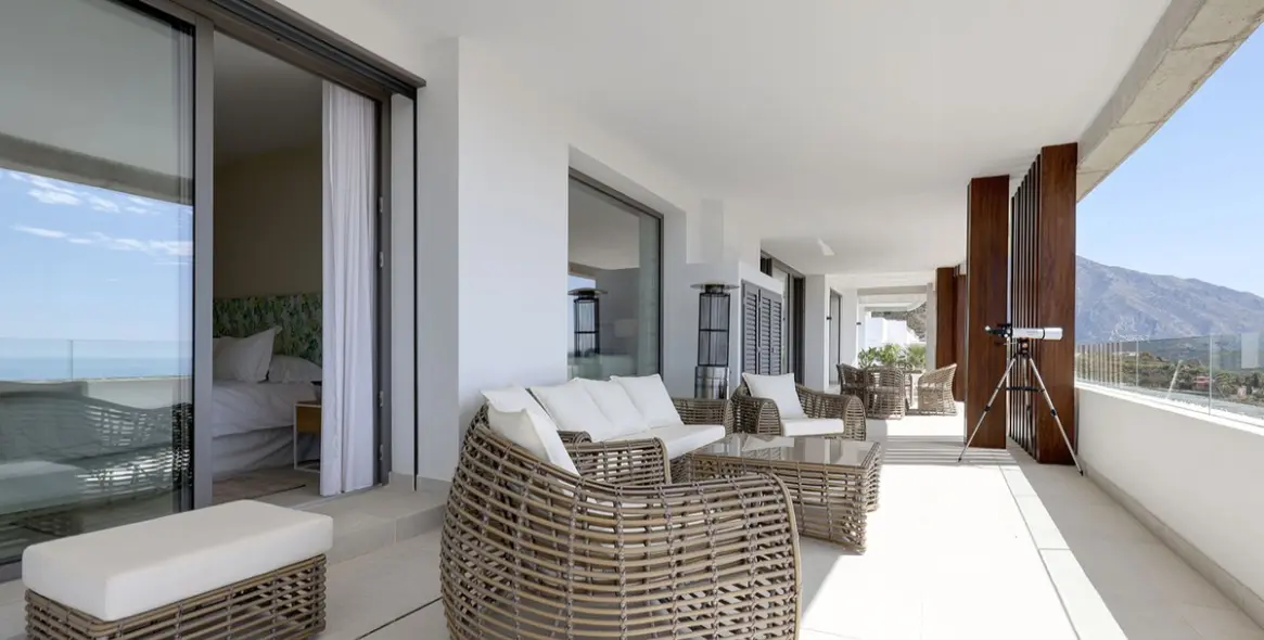 Venta de apartamento en planta media en La Quinta 94