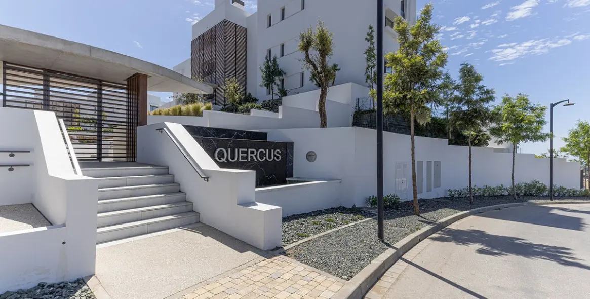 Venta de apartamento en planta media en La Quinta 104