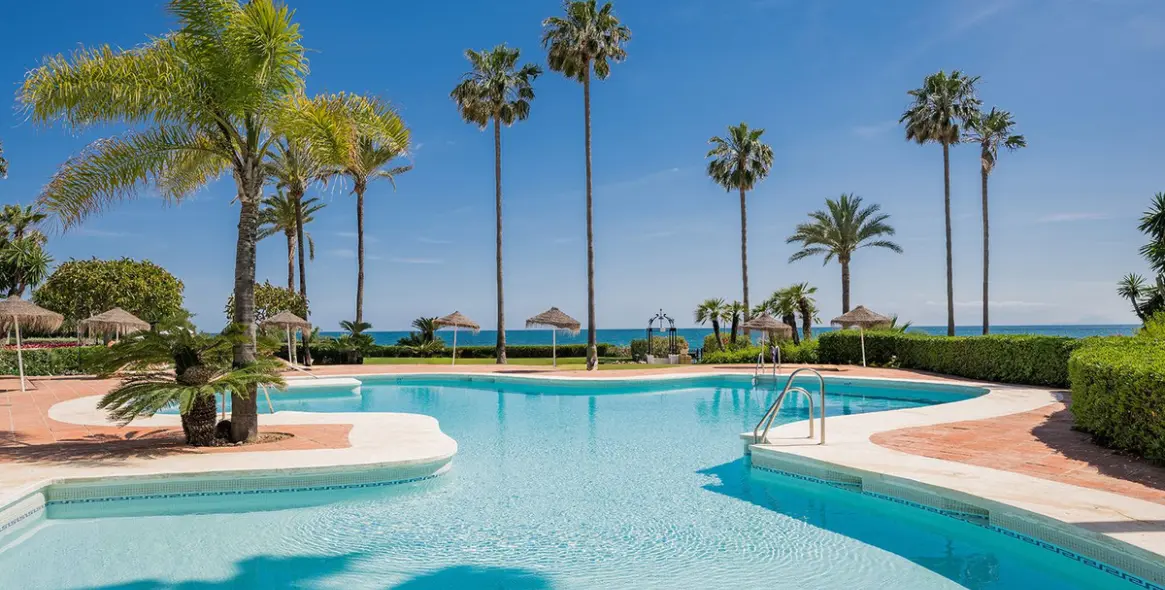 Venta de apartamento en planta baja en New Golden Mile 16