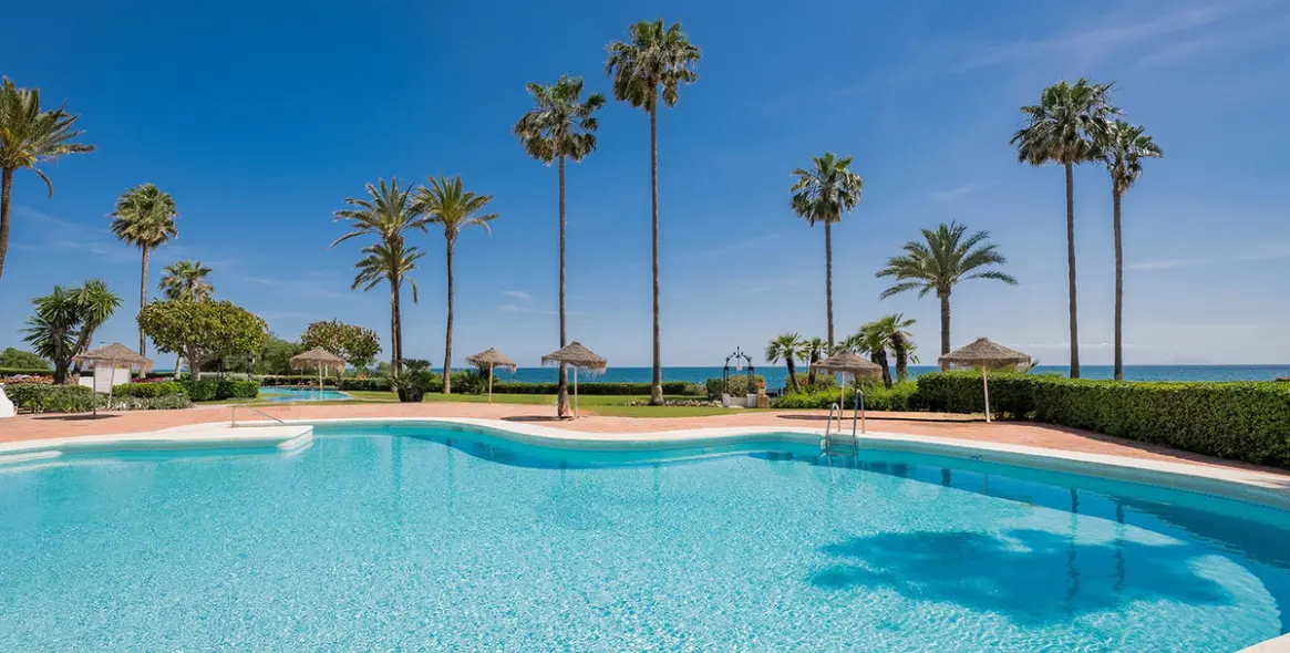 Venta de apartamento en planta baja en New Golden Mile 17