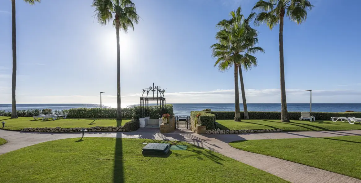 Venta de apartamento en planta baja en New Golden Mile 21
