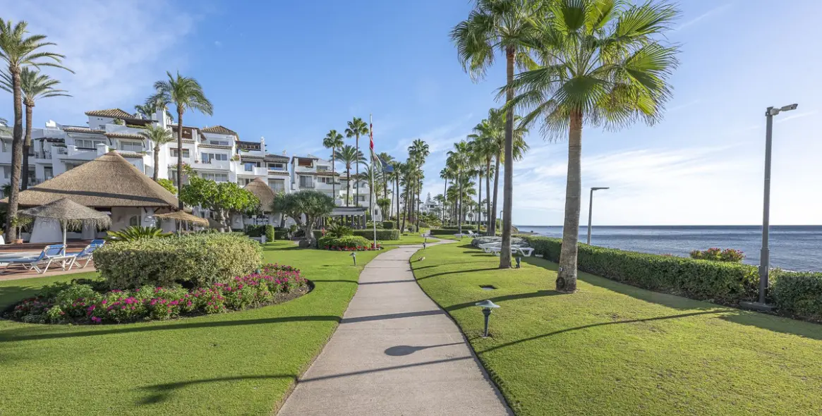 Venta de apartamento en planta baja en New Golden Mile 23