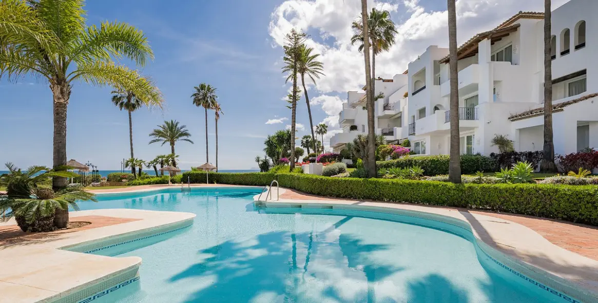 Venta de apartamento en planta baja en New Golden Mile 24