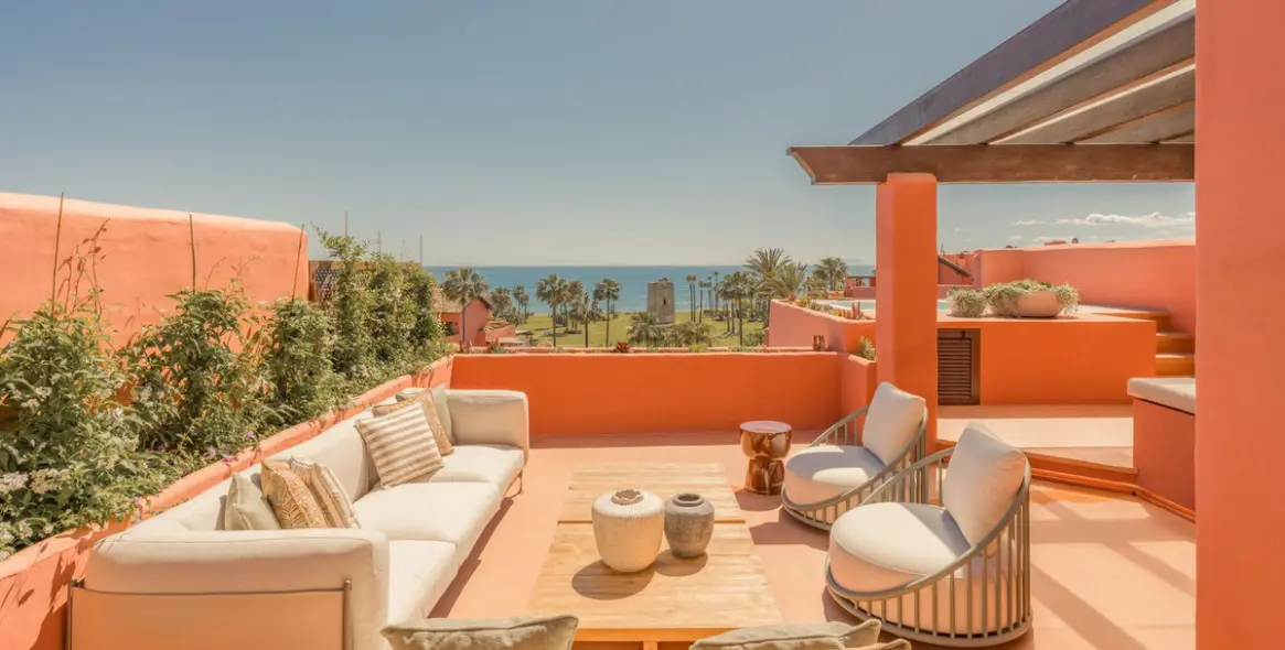 Продажа двухуровневого пентхауса в Estepona 1