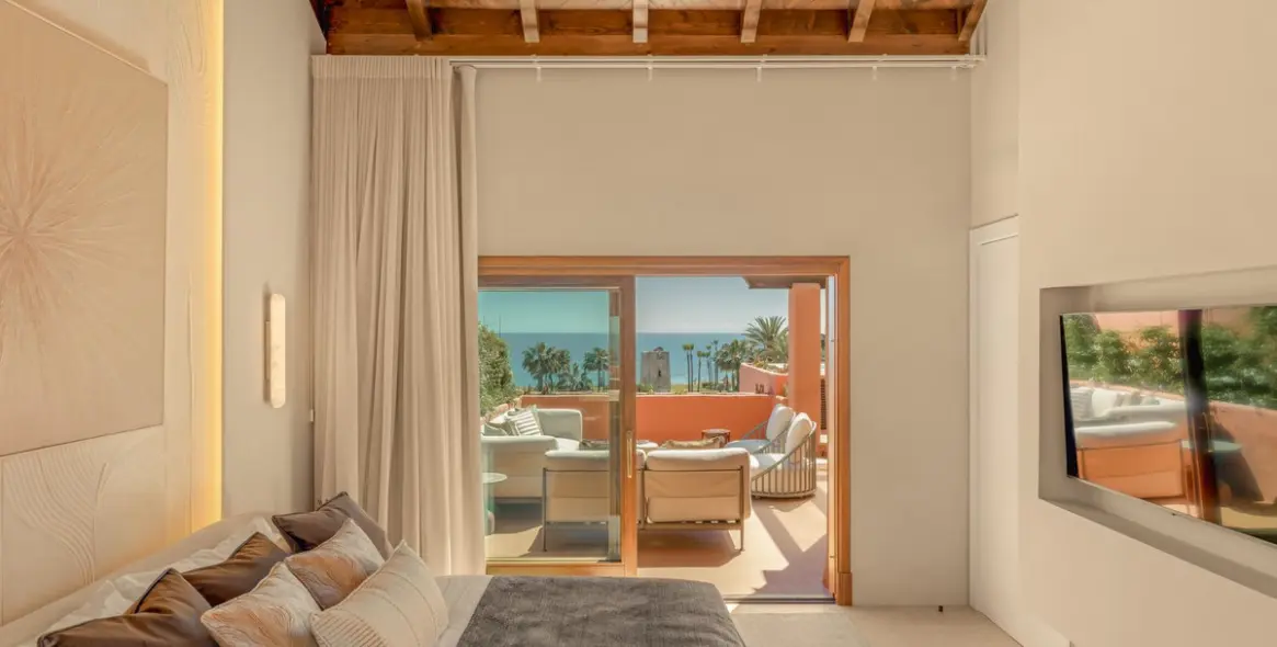 Продажа двухуровневого пентхауса в Estepona 10