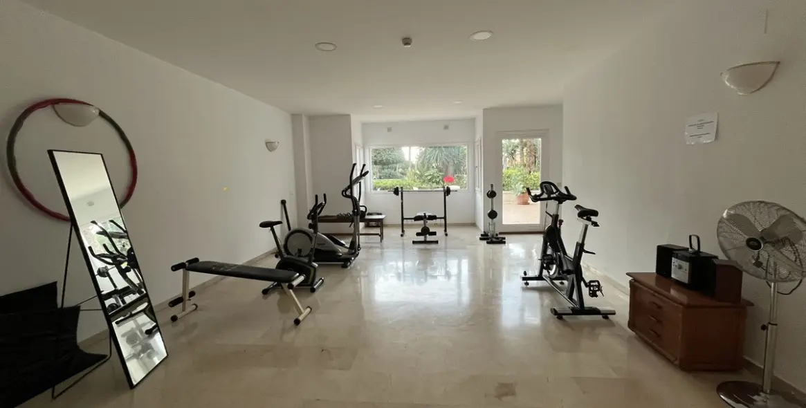 Long-term rent of middle floor apartment in Estepona 14