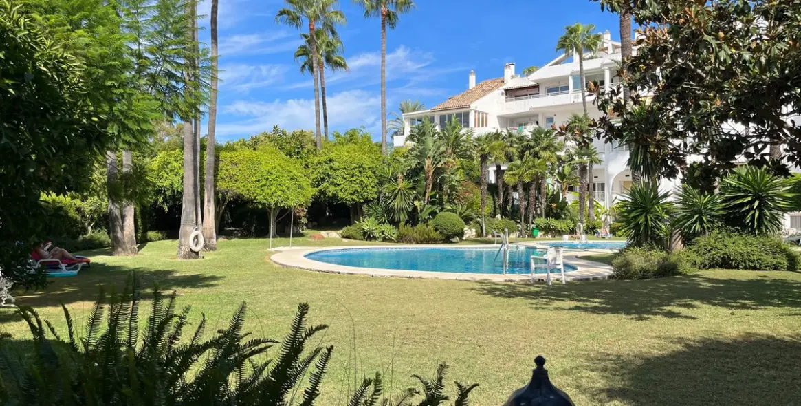 Long-term rent of middle floor apartment in Estepona 16