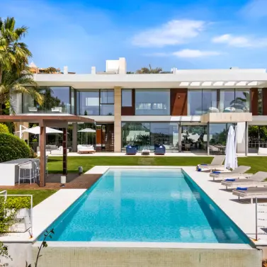Short-term rent of detached villa in Nueva Andalucía