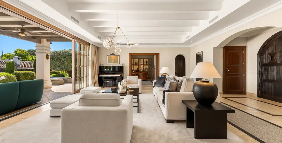 Short-term rent of detached villa in The Golden Mile 8