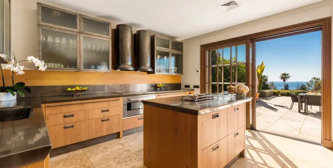 Short-term rent of detached villa in The Golden Mile 12