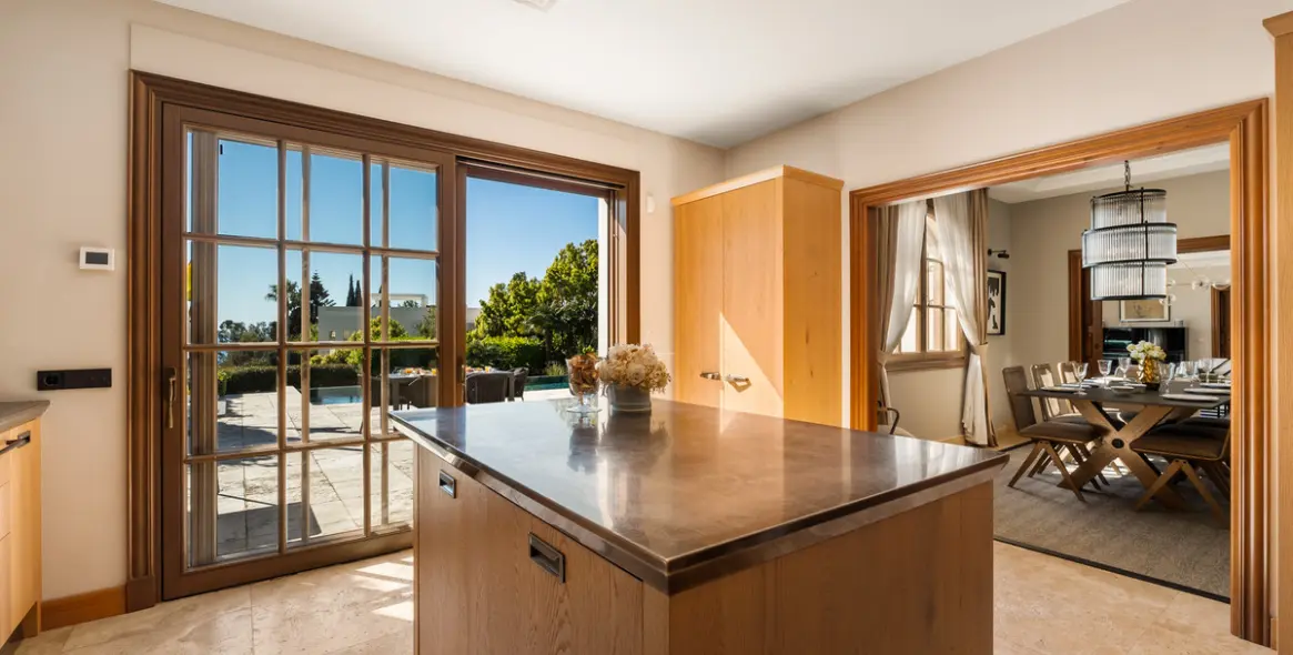 Short-term rent of detached villa in The Golden Mile 13