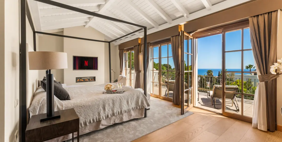 Short-term rent of detached villa in The Golden Mile 15