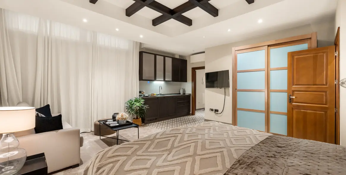 Short-term rent of detached villa in The Golden Mile 25
