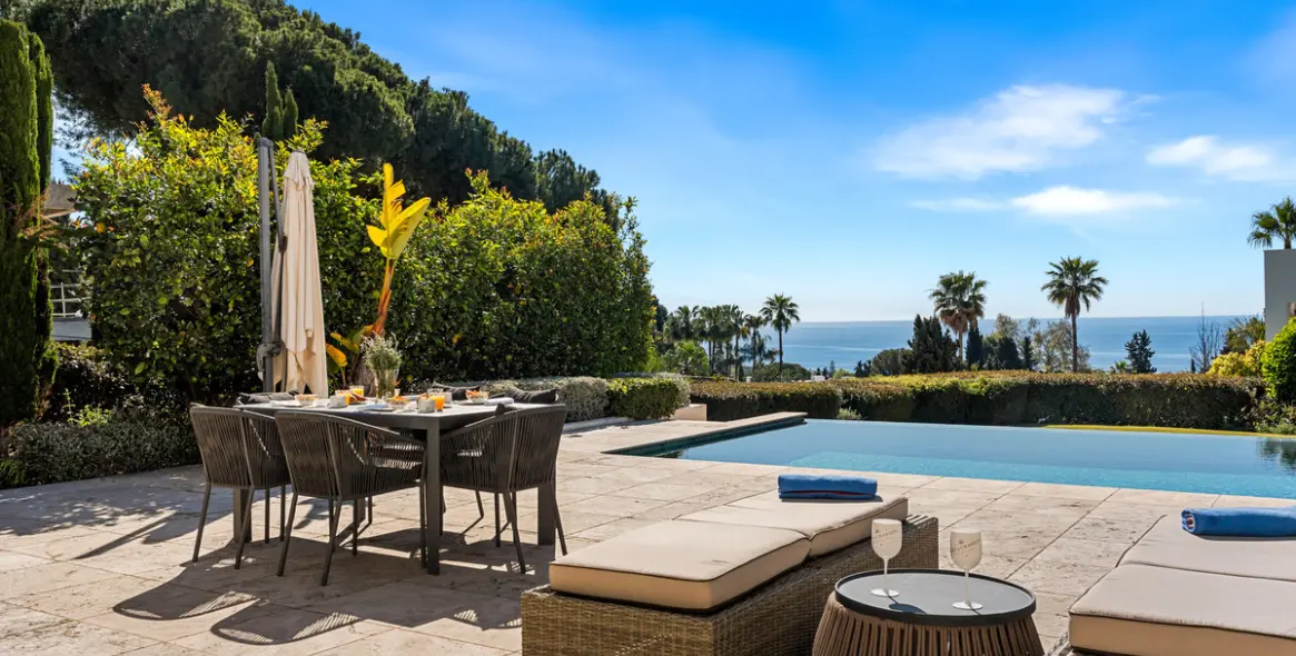 Short-term rent of detached villa in The Golden Mile 55
