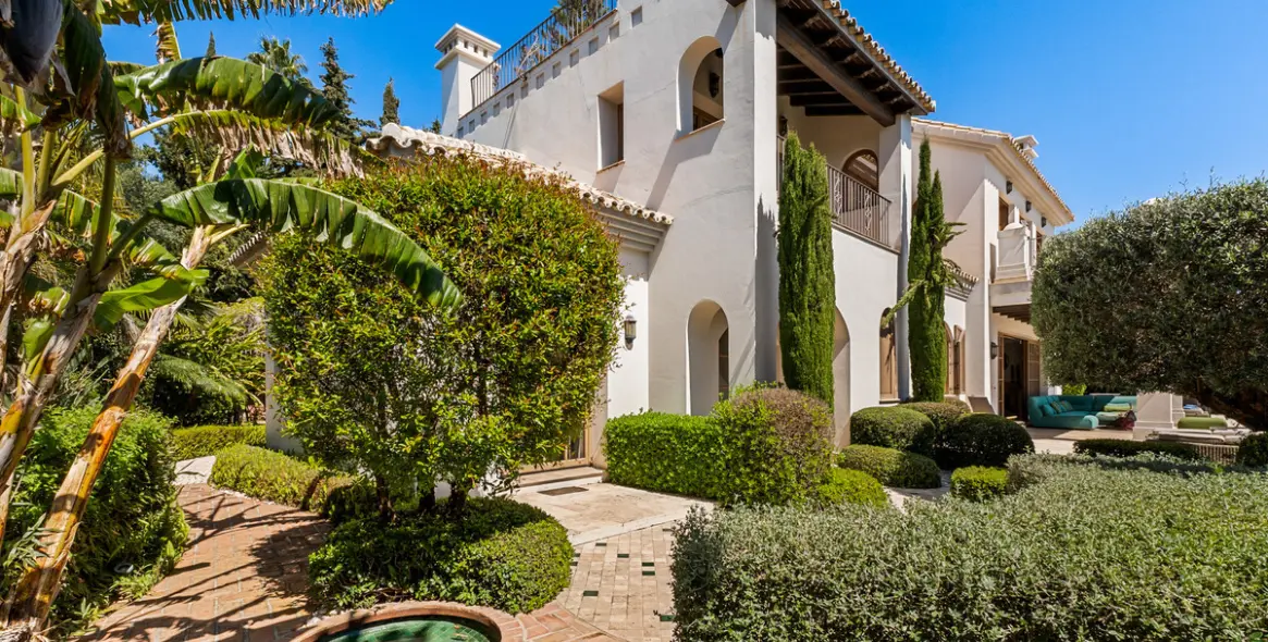 Short-term rent of detached villa in The Golden Mile 69