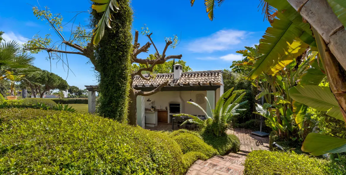 Short-term rent of detached villa in The Golden Mile 72