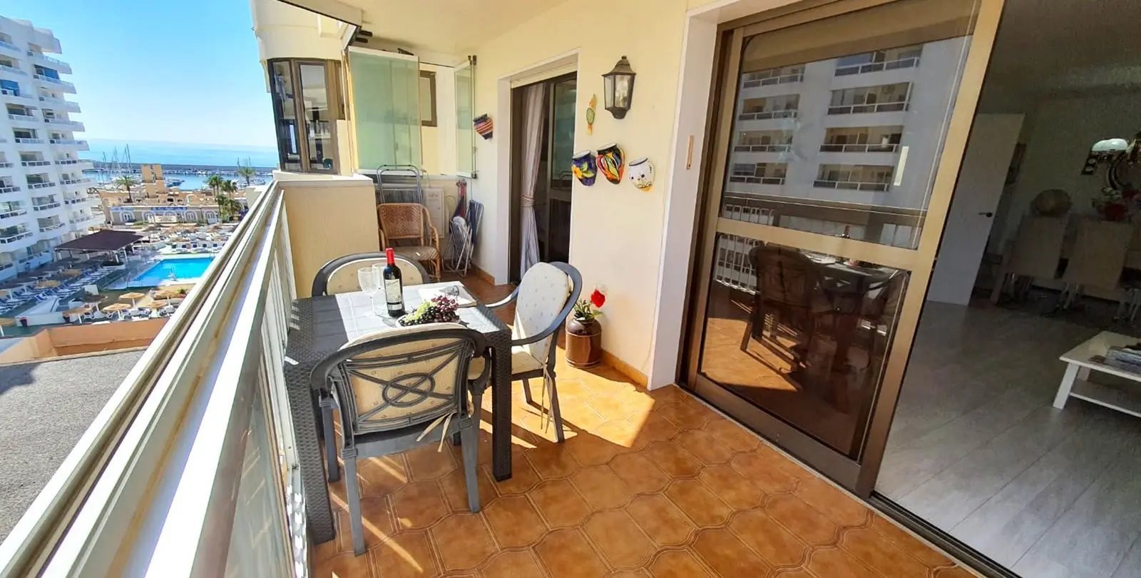 Sale of middle floor apartment in Fuengirola 1
